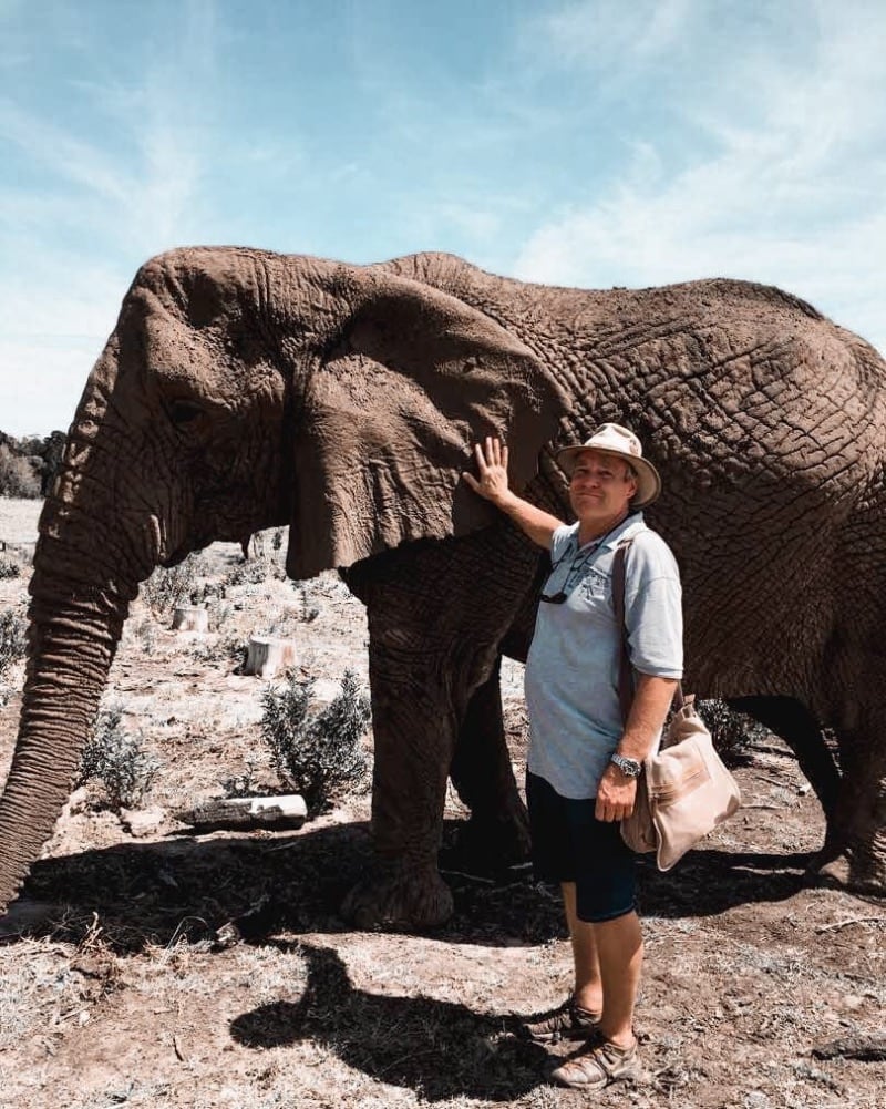 Emil steht bei einem Elefant.